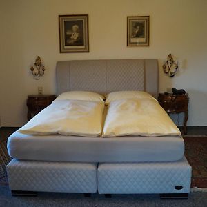 Standard Zimmer mit Kingsize-Bett